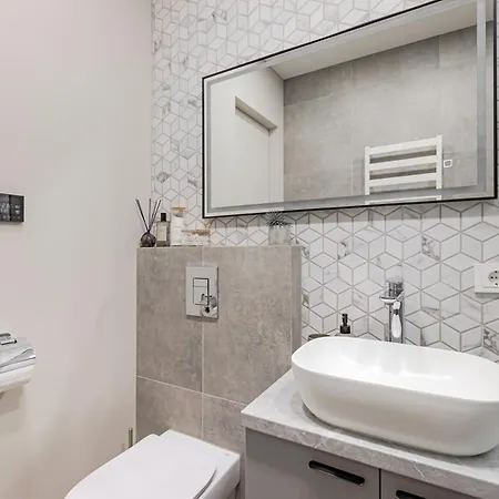 Апартаменты Located New Stylish In Old Town *