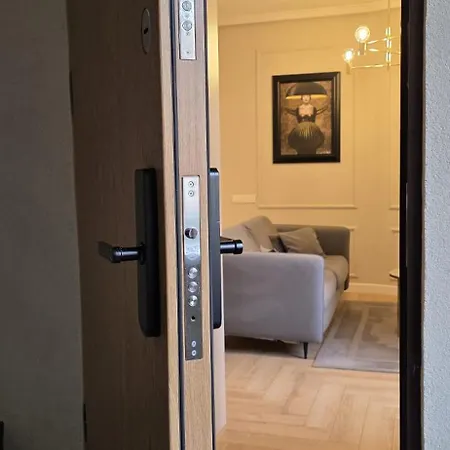 Located New Stylish In Old Town *