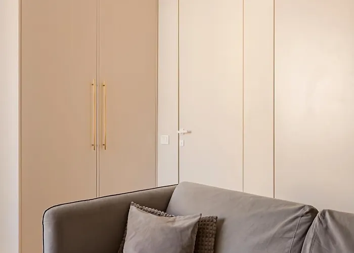 Located New Stylish In Old Town *