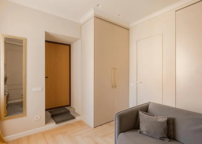 Located New Stylish In Old Town *