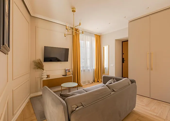 Located New Stylish In Old Town Apartment