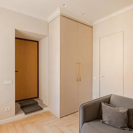 Located New Stylish In Old Town *