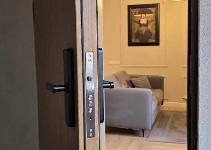 Located New Stylish In Old Town *