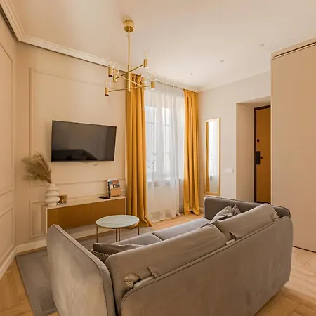 Located New Stylish In Old Town Apartment